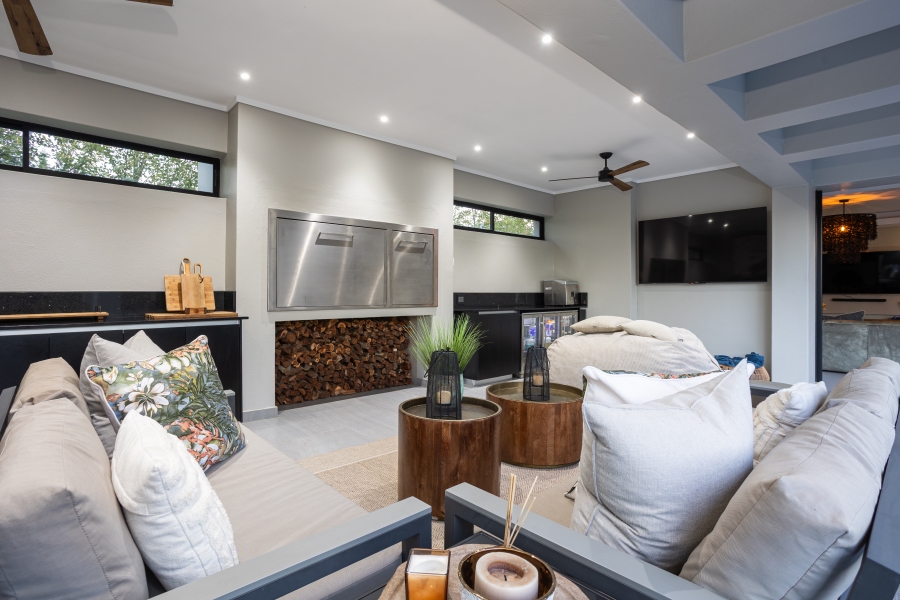 6 Bedroom Property for Sale in Winelands Western Cape